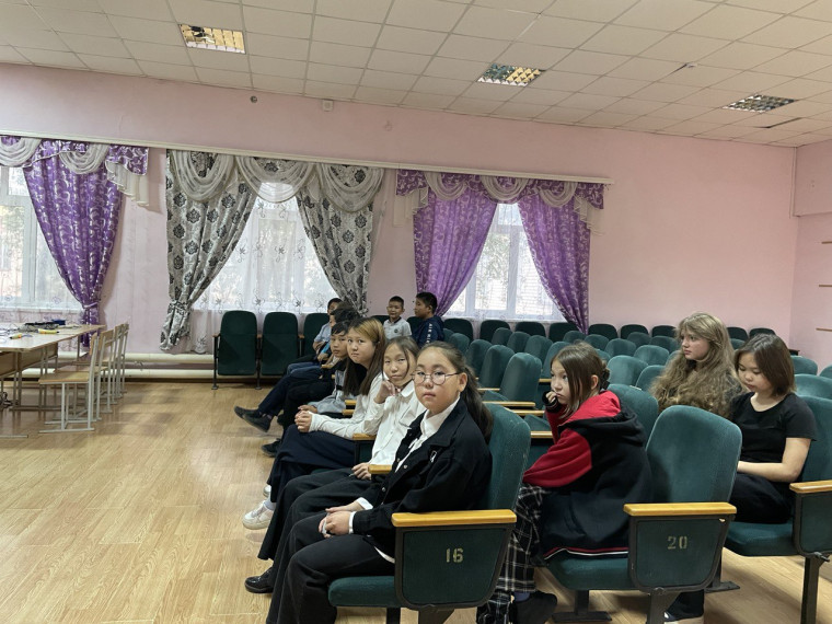 Красинскую СОШ им. Л.И. Манджиева посетил мобильный технопарк «Кванториум».