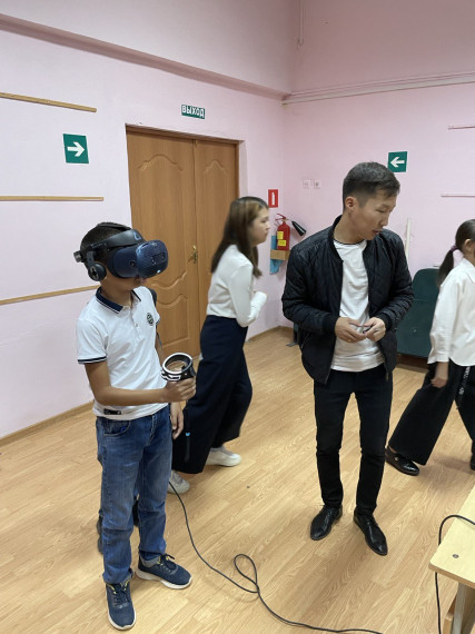 Красинскую СОШ им. Л.И. Манджиева посетил мобильный технопарк «Кванториум».